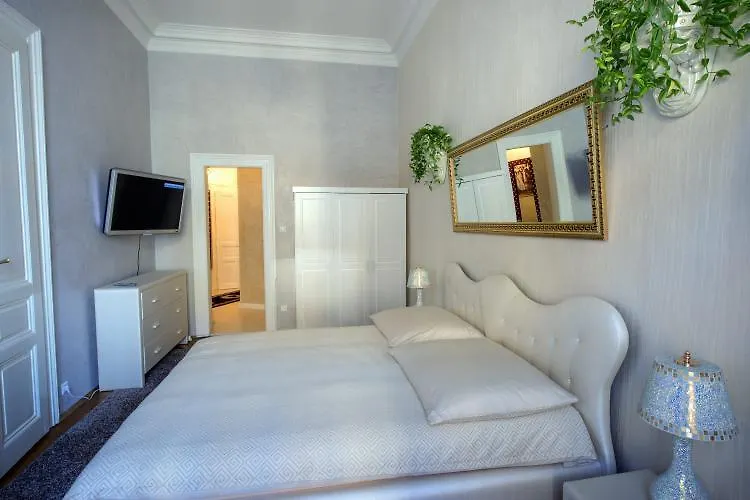 Luxury Versace Apartment Prague 0*,